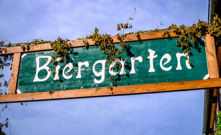 Altes Biergartenschild von einem Biergarten der Biergärten im Wetteraukreis