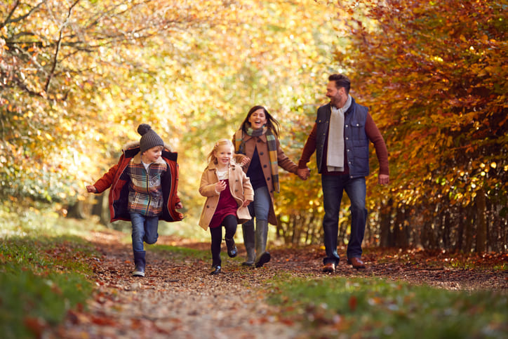Familie beim Herbstspaziergang in der Wetterau